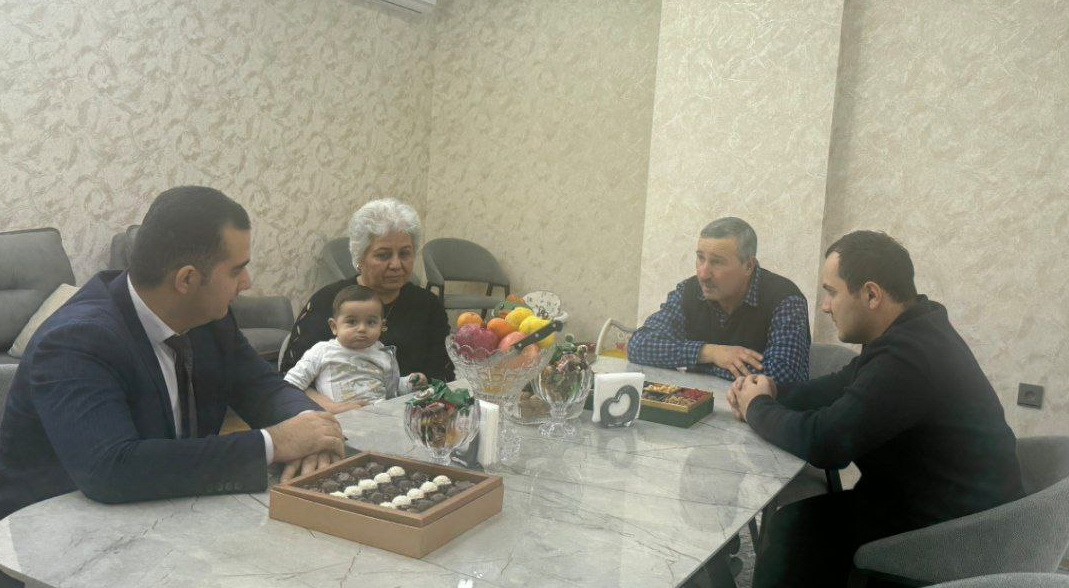 YAP Nizami rayon təşkilatının könüllüləri şəhid ailələrini ziyarət ediblər - FOTOLAR